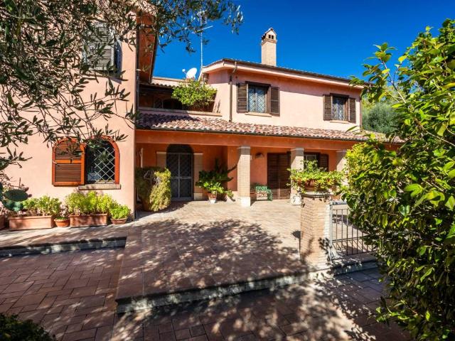 Villa in vendita a Roma RM