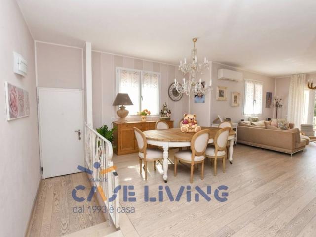Villa in vendita a Rosate MI
