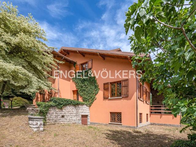 Villa in vendita a Rezzago CO