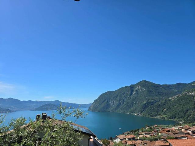 Villa in vendita a Riva di Solto BG