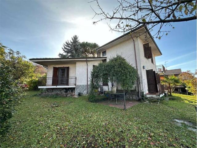 Villa in vendita a Taino VA
