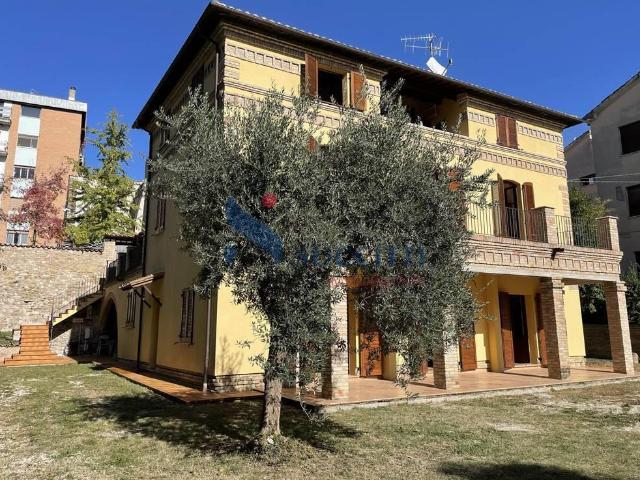 Villa in vendita a Teramo, Centro 400m² Teramo