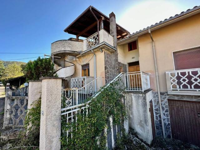 Villa in vendita a Tione degli Abruzzi AQ
