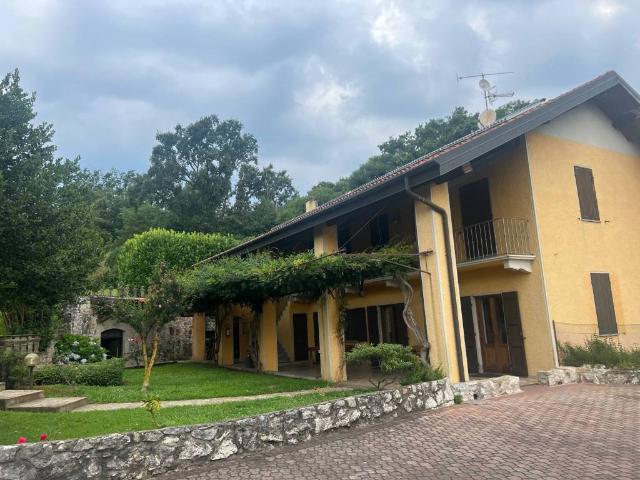Villa in vendita a Travedona Monate VA
