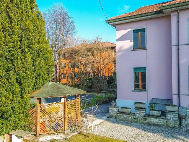 Villa in vendita a Travedona Monate VA