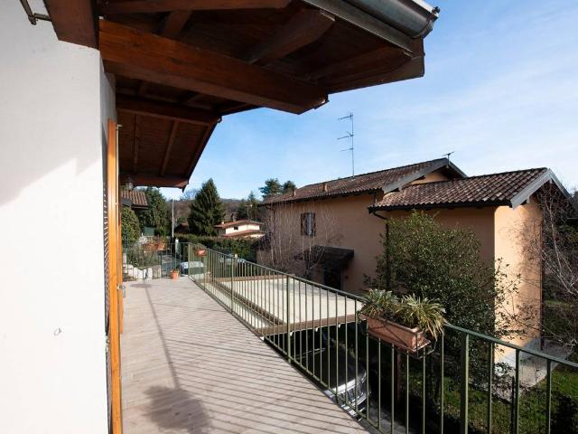 Villa in vendita a Travedona Monate VA