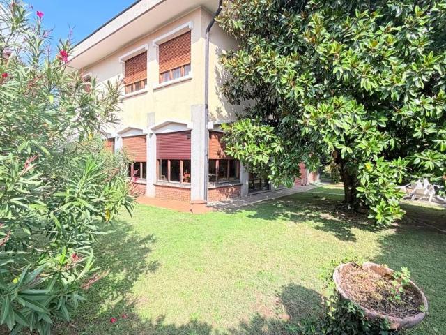Villa in vendita a Trezzano sul Naviglio MI