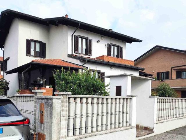 Villa in vendita a Uboldo VA