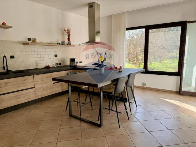 Villa in vendita a Uggiate con Ronago