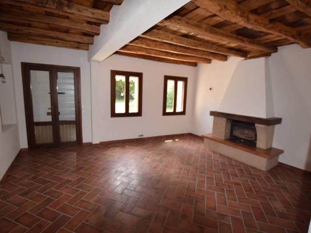 VILLA in VENDITA a VOLPAGO DEL MONTELLO di 8 vani