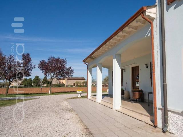 Villa in vendita a Volta Mantovana MN