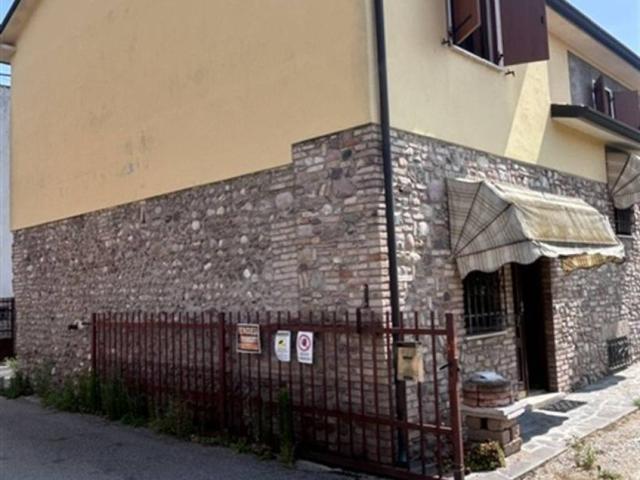 Villa in vendita a Volta Mantovana MN