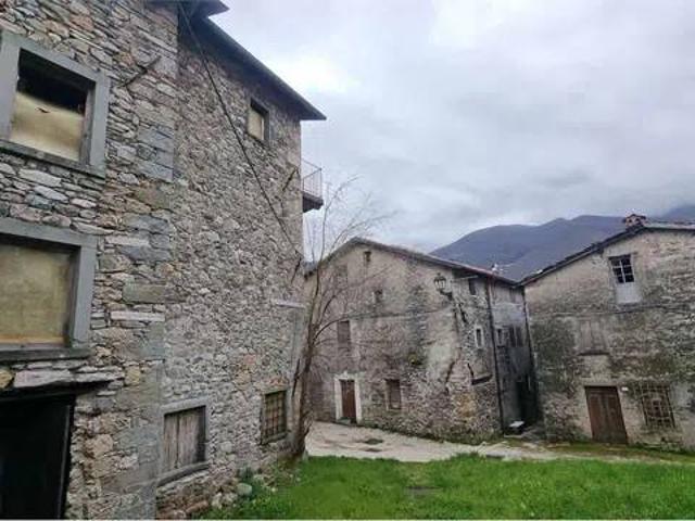Villa in vendita a Vagli Sotto LU