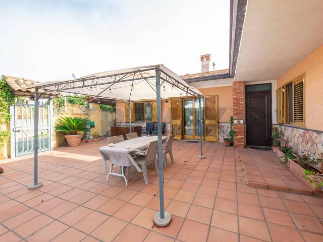 Villa in vendita a Valverde CT