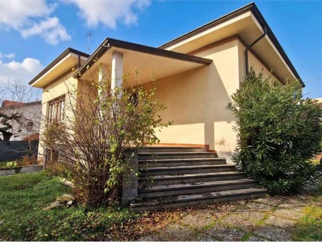 Villa in vendita a Varano Borghi VA