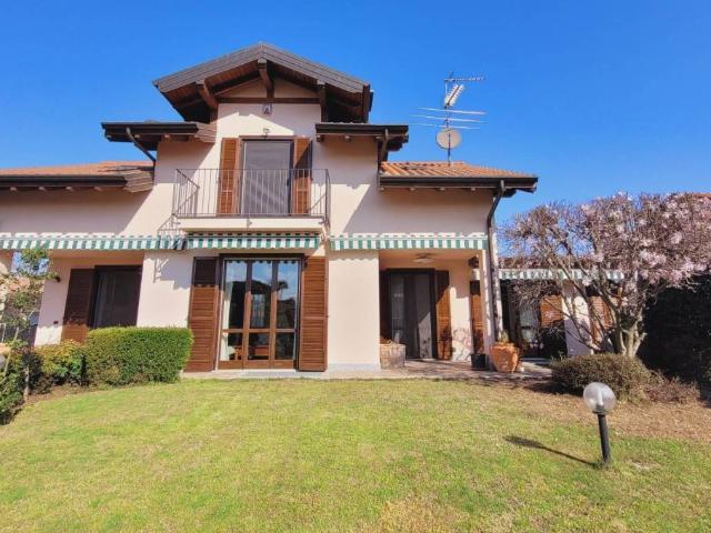 Villa in vendita a Varallo Pombia NO