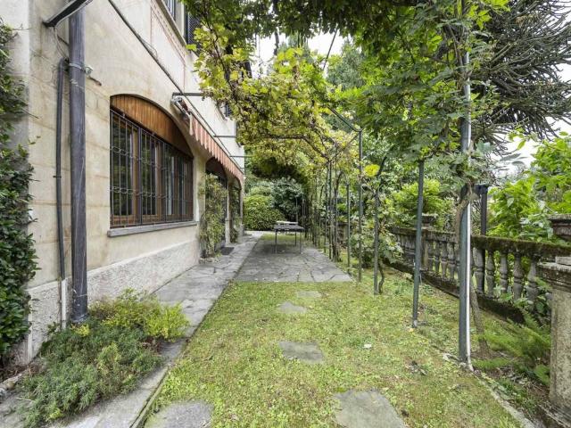 Villa in vendita a Varese VA