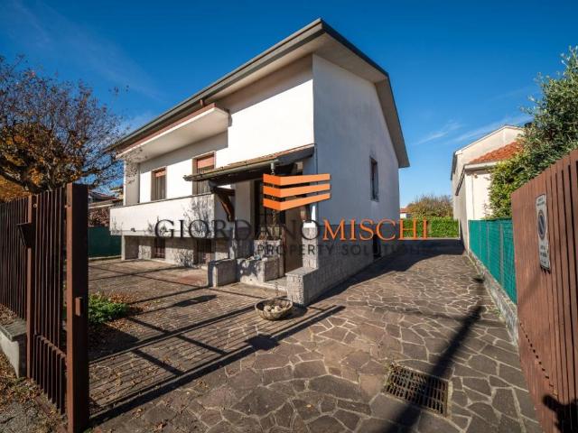 Villa in vendita a Vedano al Lambro MB