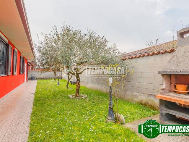 Villa in vendita a Vellezzo Bellini
