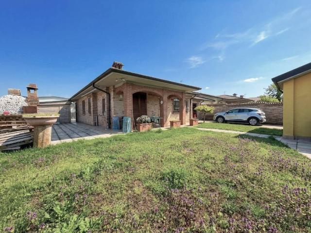 Villa in vendita a Vellezzo Bellini PV