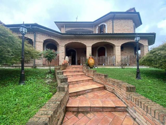 Villa in vendita a Vellezzo Bellini PV