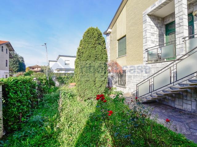 VILLA in VENDITA a VERANO BRIANZA di 10 vani