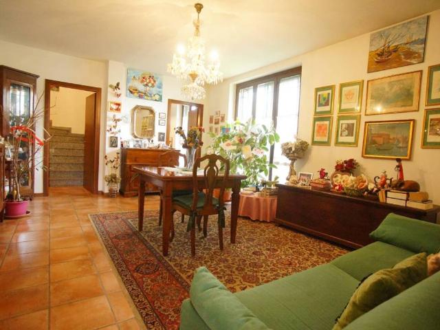 Villa in vendita a Vernate MI