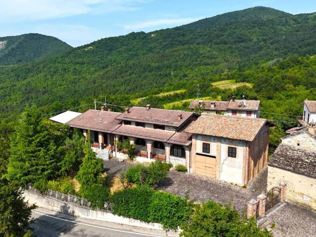 Villa in vendita a Vernasca PC