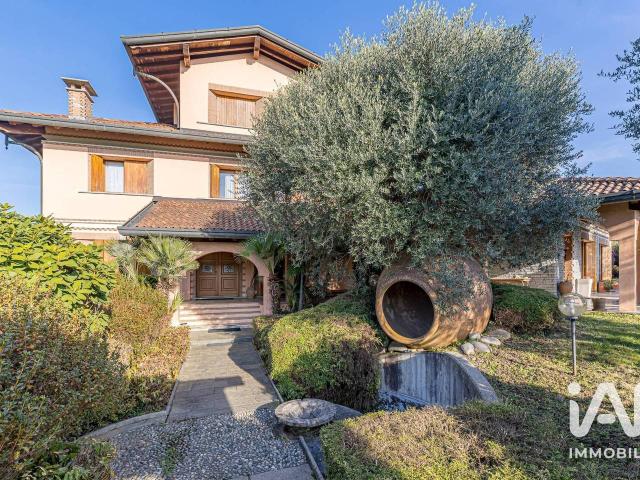 Villa in vendita a Vertemate Con Minoprio