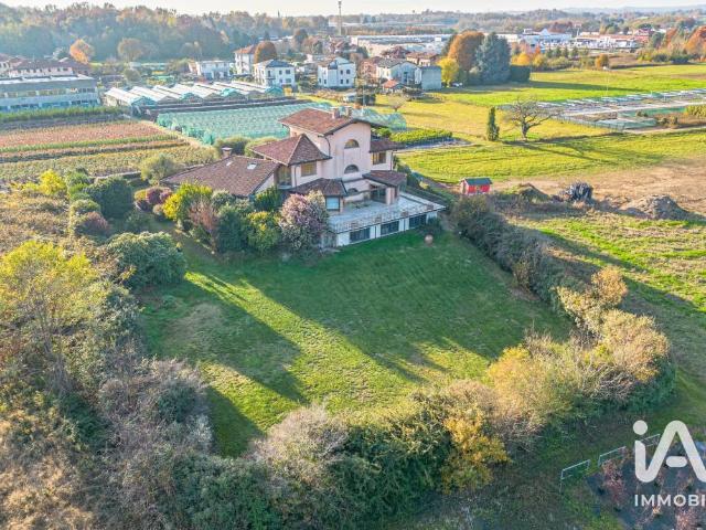Villa in vendita a Vertemate con Minoprio CO