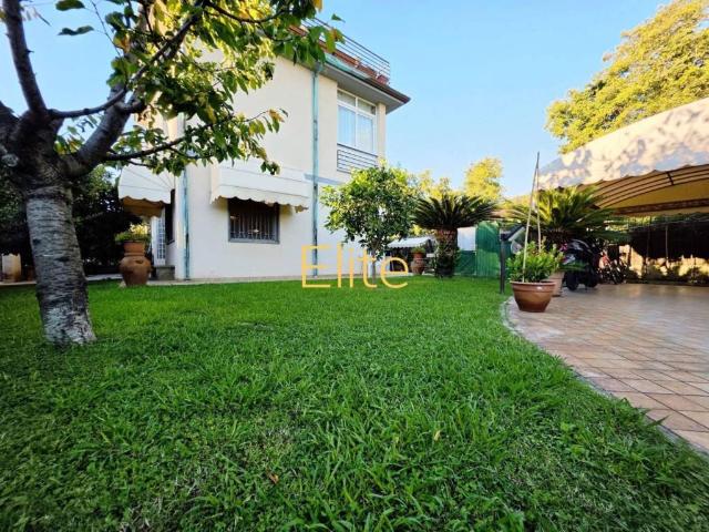 Villa in vendita a Viareggio LU