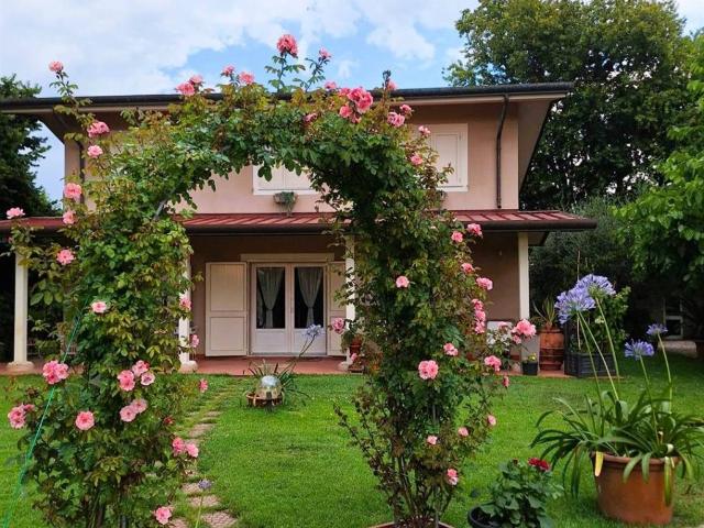 Villa in vendita a Viareggio LU