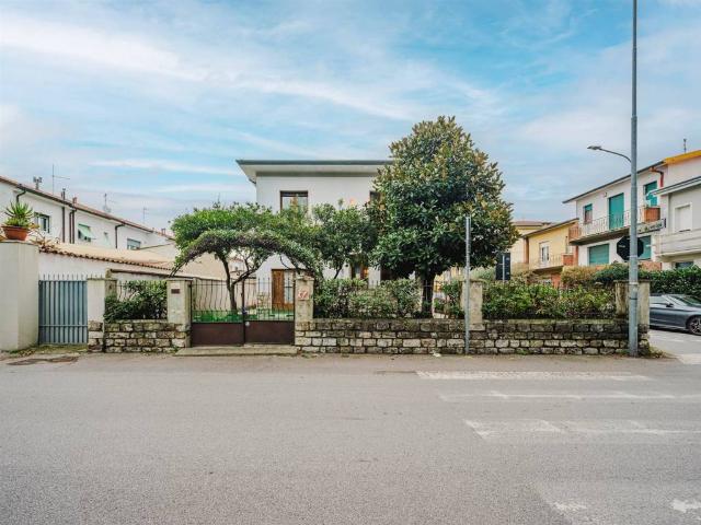 Villa in vendita a Viareggio LU