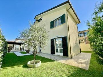 Villa in vendita a Viareggio LU