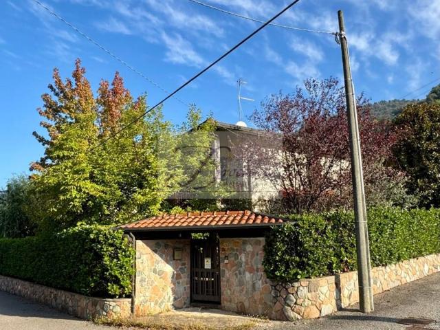 Villa in vendita a Viggiù VA