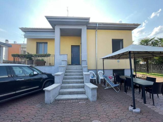 Villa in vendita a Villa Cortese MI