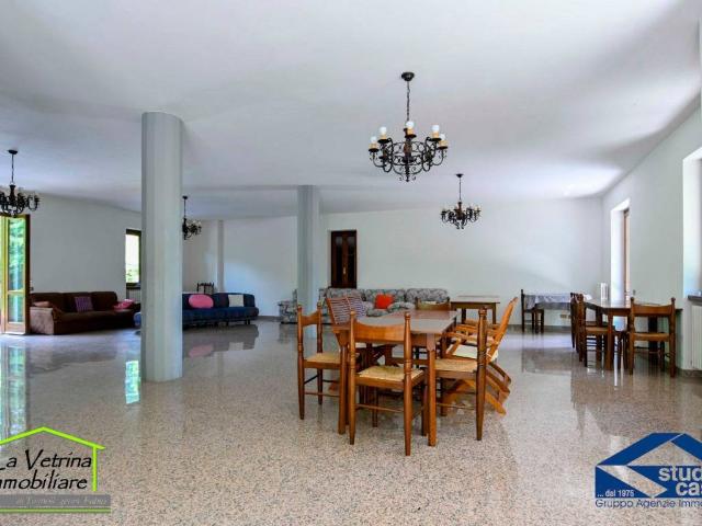 Villa in vendita a Zandobbio BG
