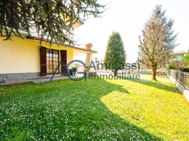 Villa in vendita a Zandobbio BG