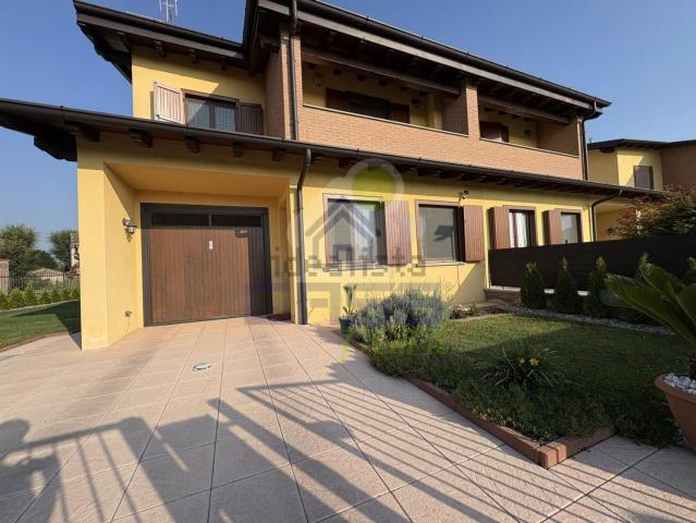 Villa in vendita di 162 m² in Via Sandro Pertini