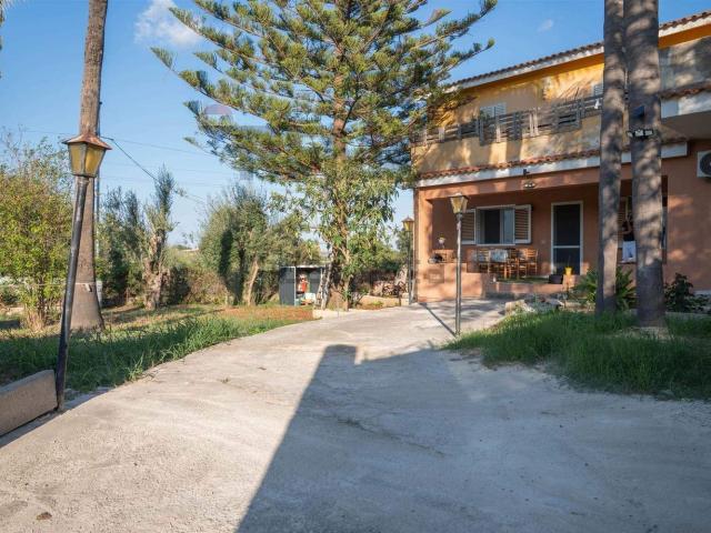 Villa in vendita di 176 m² in Traversa Case Bianche, 1