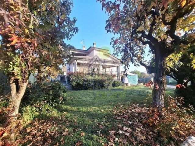 Villa in vendita di 179 m² in Via Alessandro Manzoni