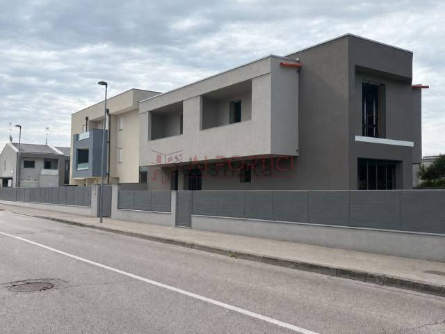 Villa in vendita di 193 m² in Via G. D`Annunzio