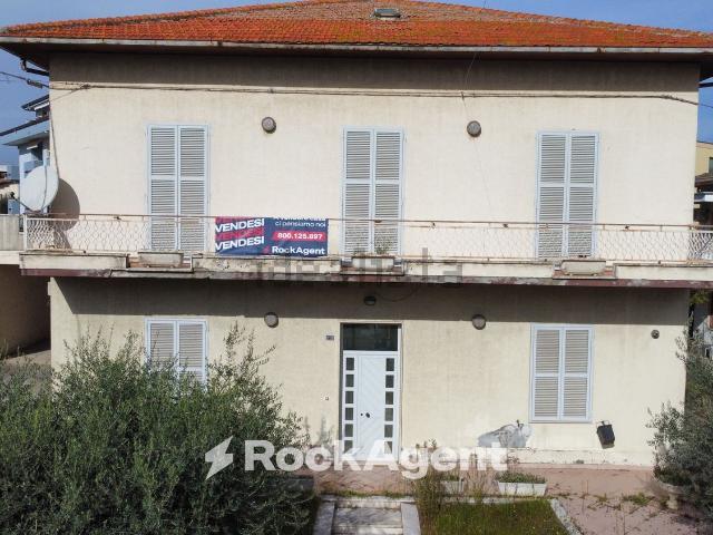 Villa in vendita di 245 m² in Via Luigi Migliori, 76