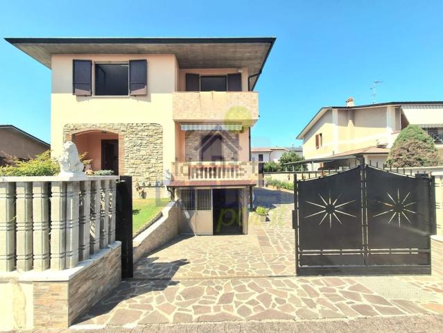 Villa in vendita di 261 m² in Via XXV Aprile