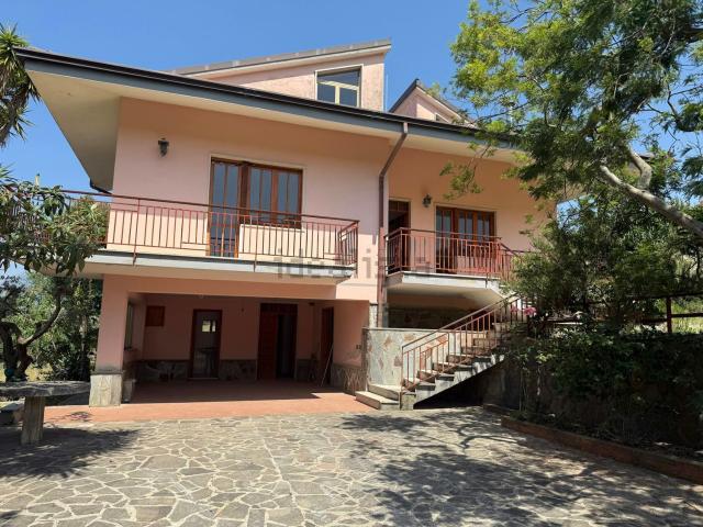 Case e ville in vendita di 237 m² in Via Cassile