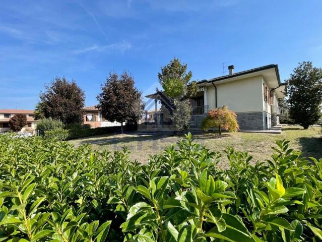 Villa in vendita di 272 m² in Via Montanara