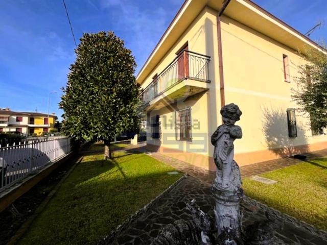 Villa in vendita di 275 m² in Via Alessandro Manzoni