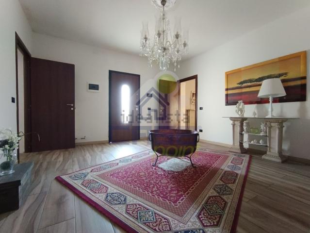 Villa in vendita di 295 m² in Via Cantoni
