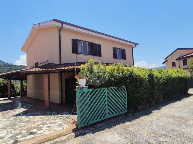 Villa in vendita di 218 m² in Strada Statale 18 Tirrena Inferiore, 1