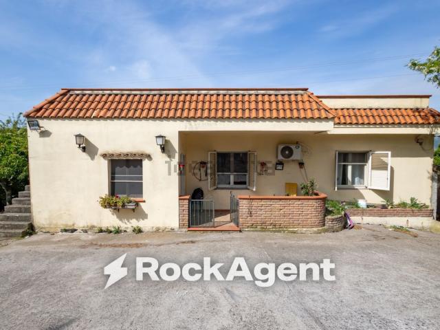 Villa in vendita di 223 m² in Via per Gimigliano, 251